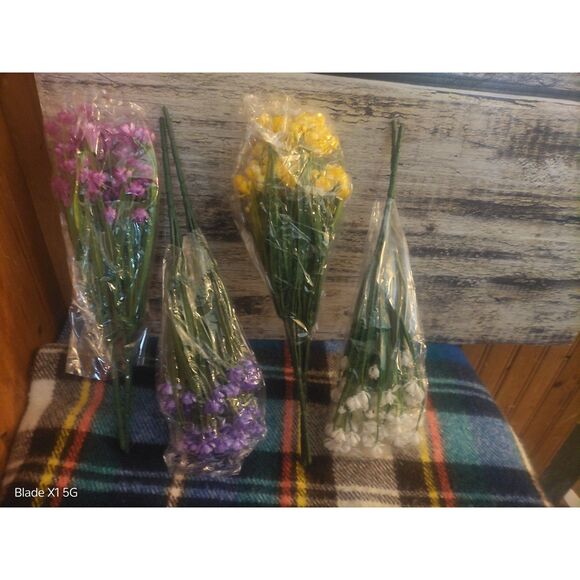 Grunyia 8 Bundles Eucalyptus Artificial Outdoors Flowers (Mix) - Picture 9 of 9